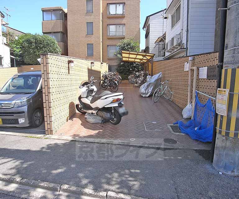 エントランス　マンション入り口まで通路が続きます。