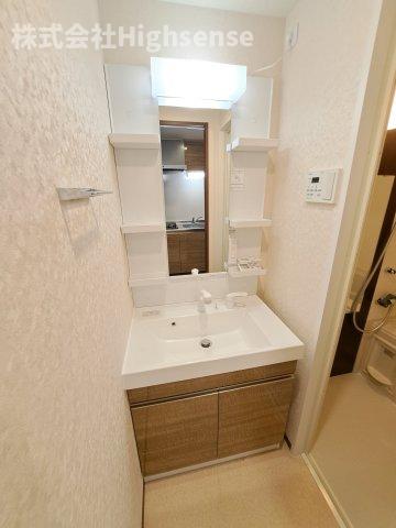 洗面設備　明るい洗面所です