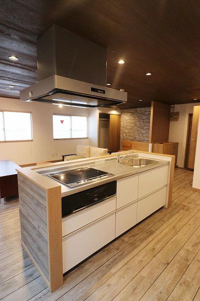 キッチン　アイランド型のキッチンです