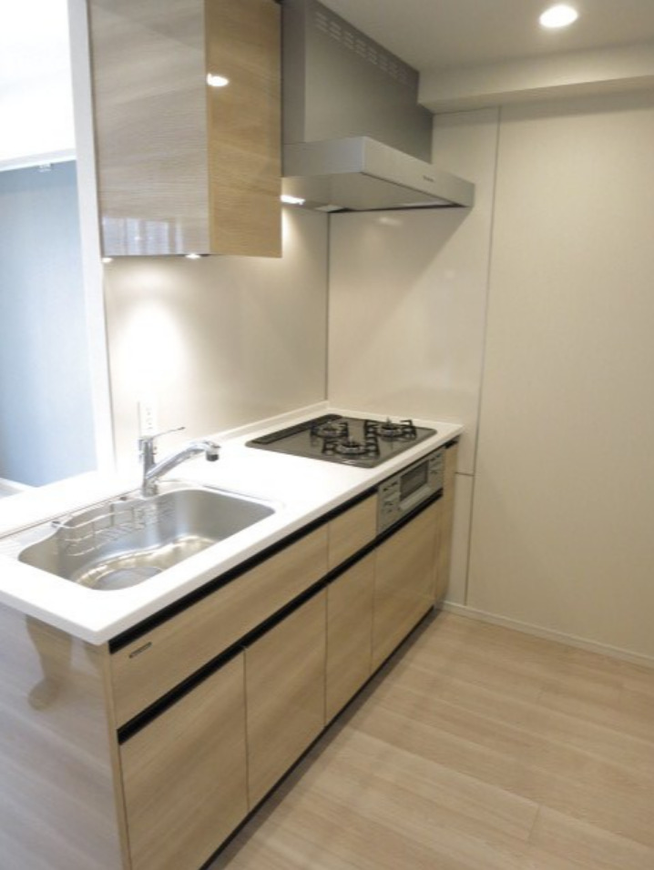 キッチン　グリル付き3口ガスカウンターキッチン、瀟洒でお手入れ楽なガラ