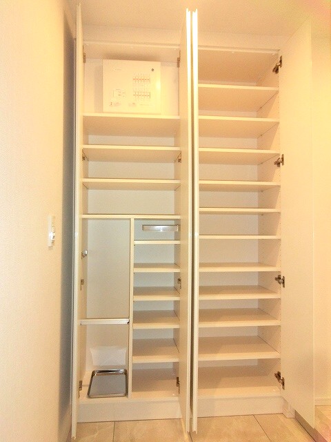 玄関　収納豊富なトールタイプのシューズＢＯＸです