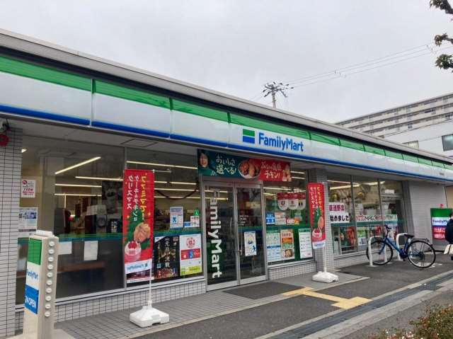 コンビニ　ファミリーマート（コンビニ）まで935m