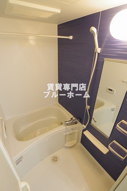 バス・シャワールーム　浴室乾燥・追い焚き機能付き！！