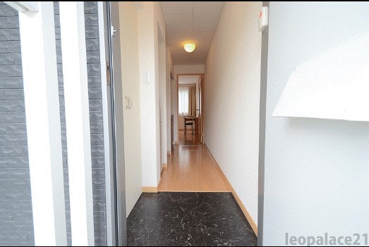 玄関　備品や設備仕様は号室等により異なります現地をご確認下さい。