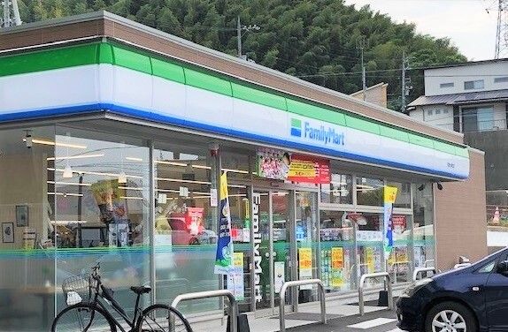 コンビニ　ファミリーマート（コンビニ）まで600m