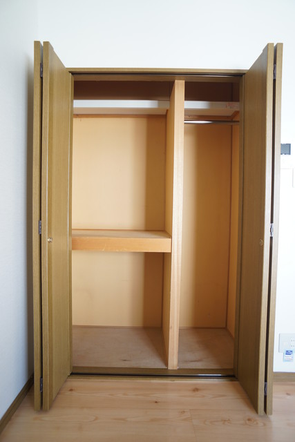 収納　パイプハンガーがあるので畳まず衣類を掛けることができます♪