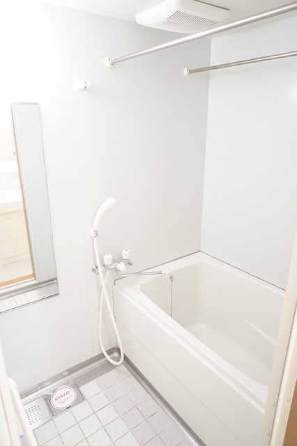 バス・シャワールーム　浴室乾燥機付きのバスルーム！