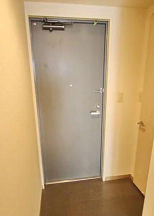 玄関　別部屋の写真を使用しております。