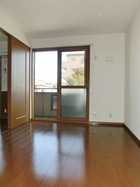 その他部屋・スペース　バルコニー側で明るい洋室です。