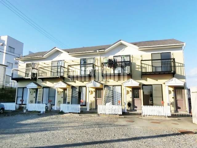 建物外観　日当たりの良い南向きです。