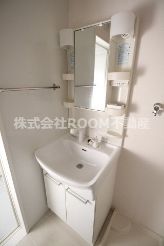 洗面設備　独立洗面化粧台が付いています