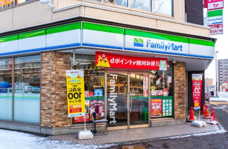 コンビニ　ファミリーマート札幌北24条駅前店（コンビニ）まで270m