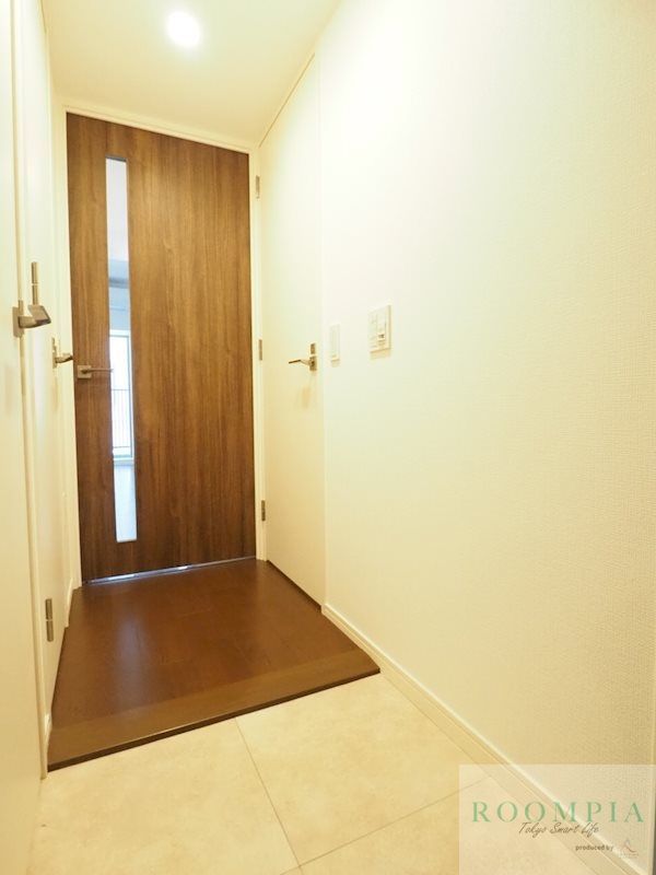 玄関　※同タイプの別のお部屋です。