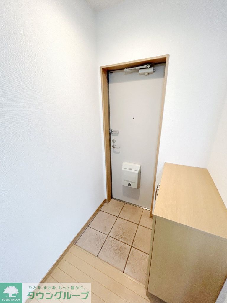玄関　★靴をしまうだけでなく鞄など荷物も置ける下駄箱です★