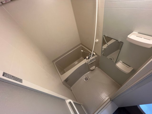 バス・シャワールーム　バスルームはトイレと別々で、広々としていますよ。