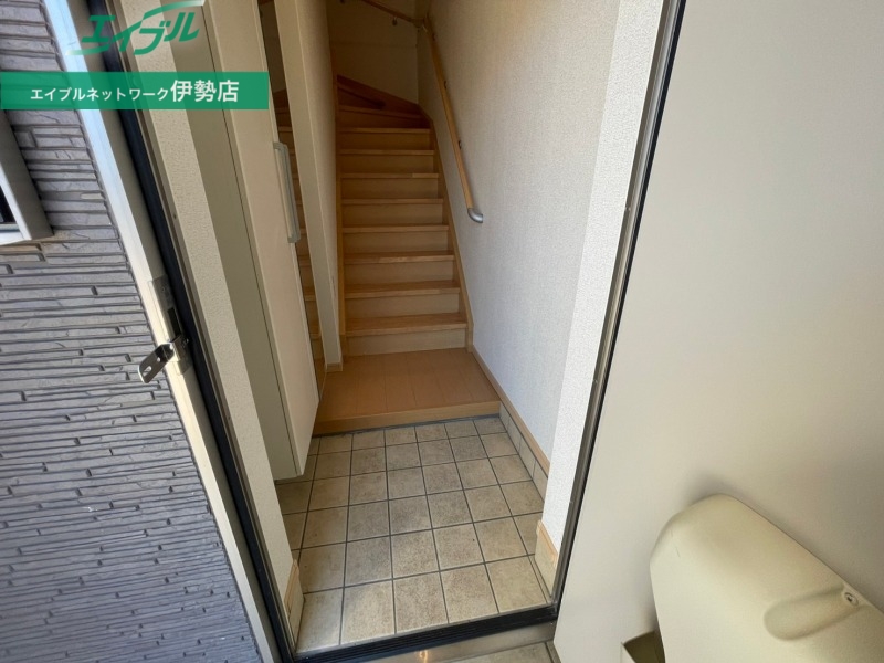 玄関　同タイプ部屋写真です。