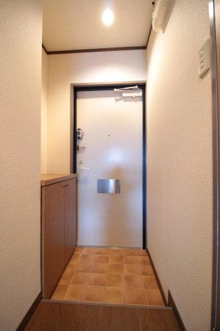 玄関　※写真は302号室