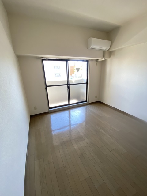 居室・リビング　前面開けていて明るいお部屋です