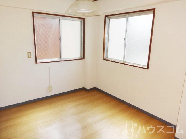 居室・リビング　２面採光ですので明るい♪
