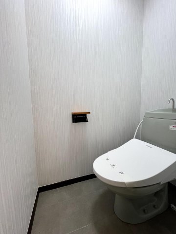 トイレ　ウォシュレット付き！天壁床全て張替して綺麗です！