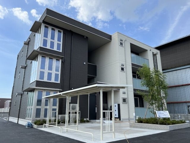 建物外観　３階建てのオシャレな外観