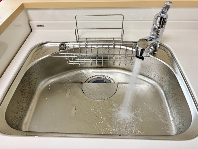 キッチン　人造大理石のワークトップ。シャワー水栓付。