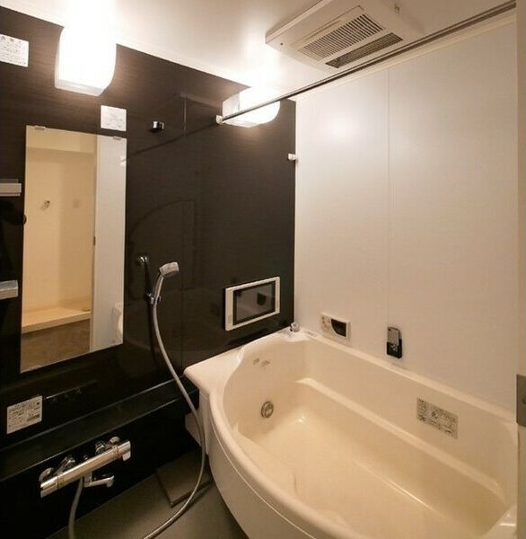 バス・シャワールーム　※写真は同じマンションの違う部屋のものになります。反転タイプ
