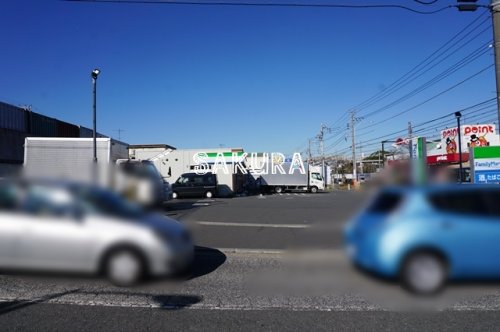コンビニ　ファミリーマート 港南台三丁目店（コンビニ）まで427m