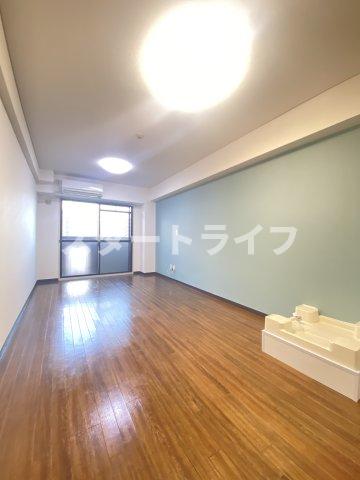 地下鉄御堂筋線 新大阪駅 徒歩7分 16階建 築38年の居間写真