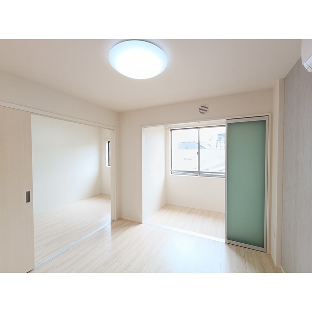 トレアティック島内の居間写真