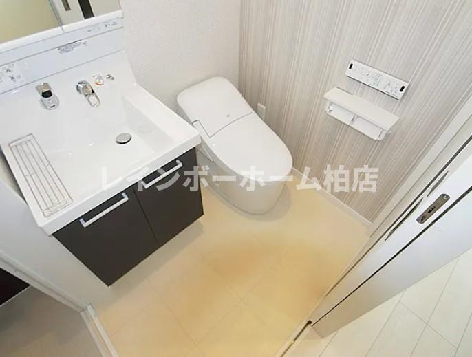 洗面設備　デザイン洗面台です