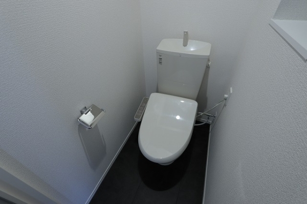 トイレ　温水シャワー付きトイレです