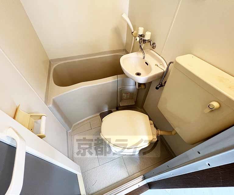 バス・シャワールーム　ユニットバスでシンプルかつお手入れしやすいお風呂です。