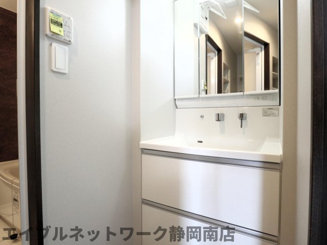 洗面設備　脱衣スペースもあります