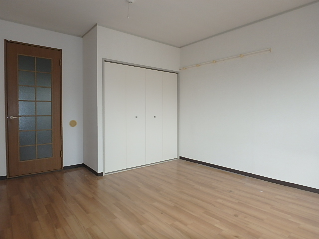 居室・リビング　正方形に近いお部屋で家具の配置がしやすいですよ。