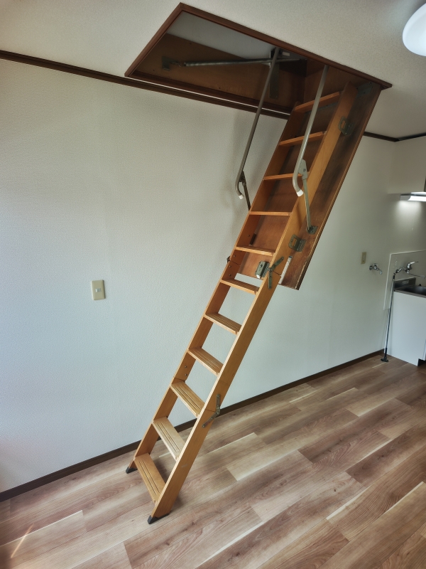 その他　小屋裏収納階段