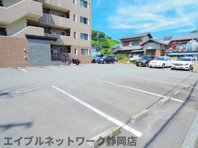 【静岡市駿河区丸子のマンションの駐車場】