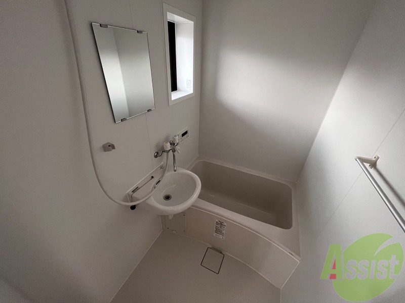 バス・シャワールーム　浴槽付きのお風呂です。ここで一日の疲れを癒しましょう。