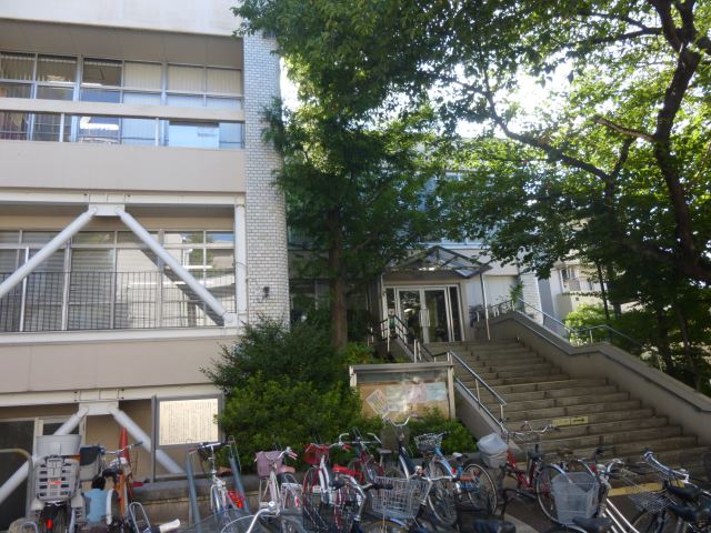図書館　高円寺図書館（図書館）まで300m