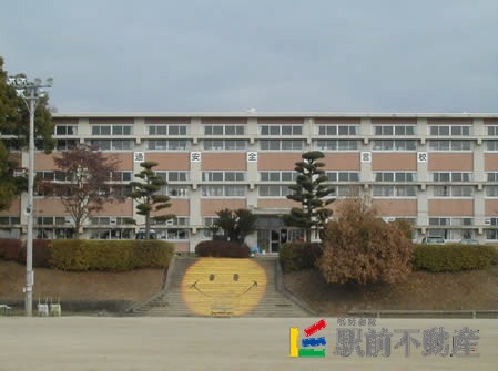 【朝倉市甘木のマンションの中学校】