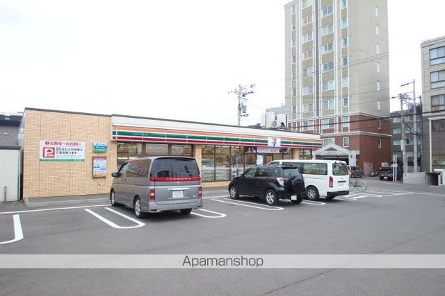 コンビニ　セブンイレブン（コンビニ）まで1061m