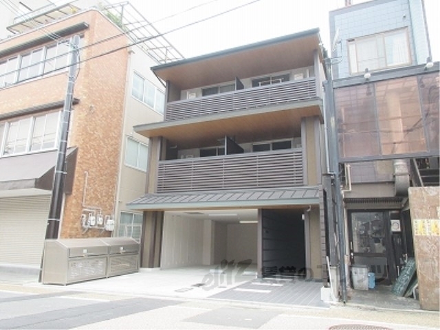 京都市東山区本町１１丁目のマンションの建物外観