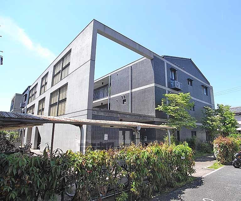 京都市西京区山田弦馳町のマンションの建物外観