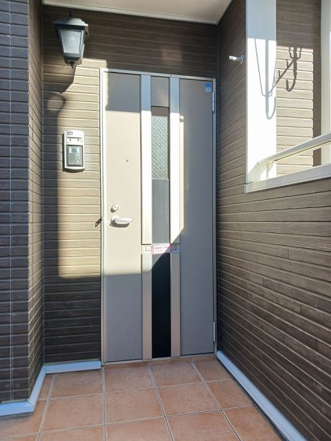【豊川市御津町西方のアパートの玄関】