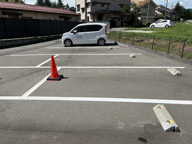 【長野市大字上駒沢のアパートの駐車場】