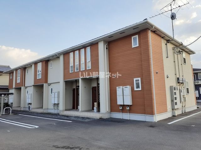 松山市古三津のアパートの建物外観