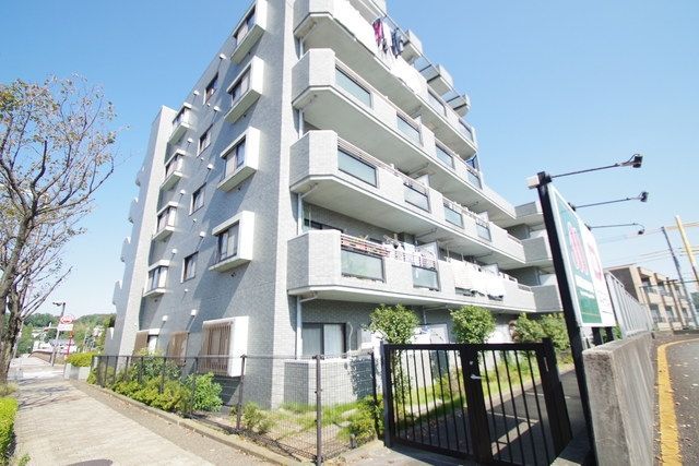 横浜市青葉区奈良のマンションの建物外観