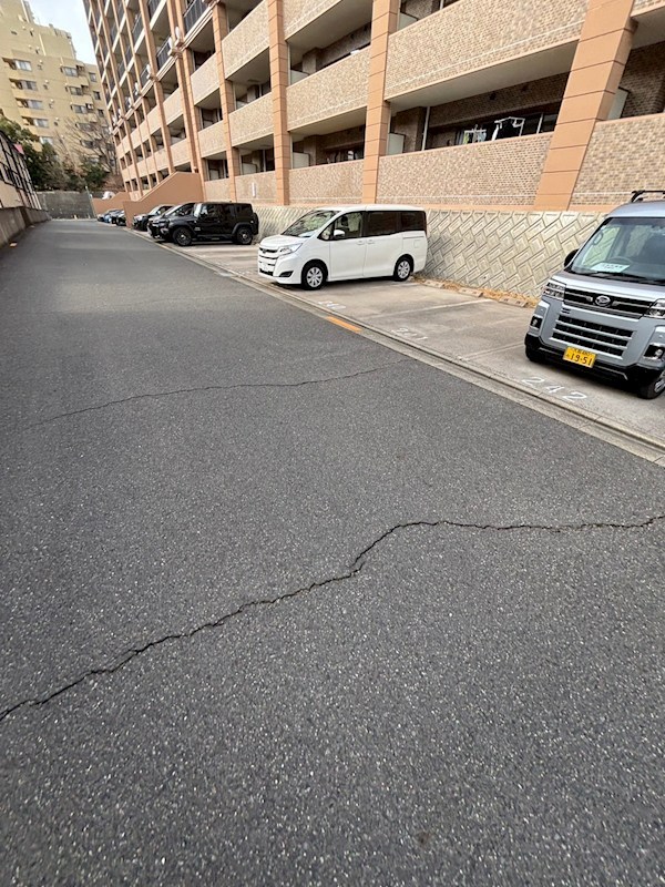 【吹田市新芦屋上のマンションの駐車場】