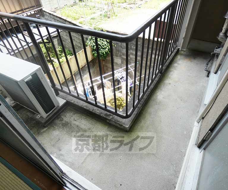 【京都市東山区本町１６丁目のマンションのバルコニー】