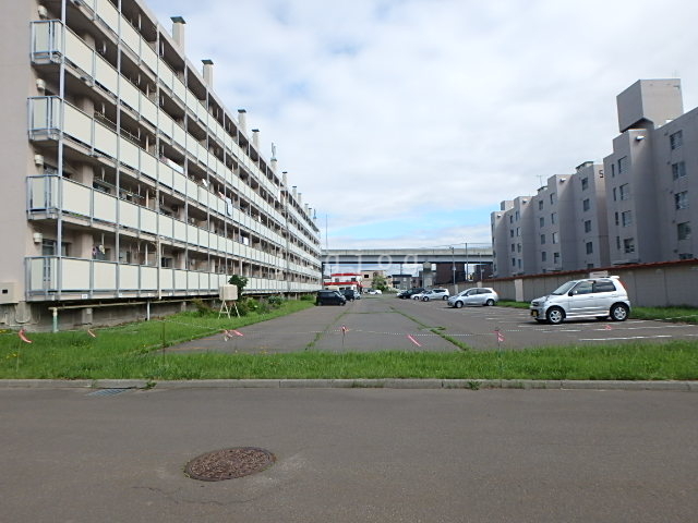 【札幌市手稲区富丘一条のマンションの駐車場】